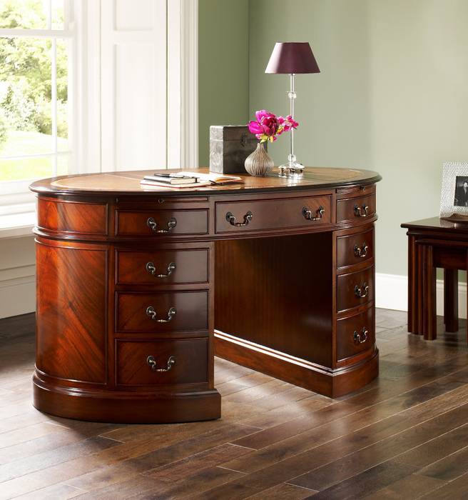 Antique Reproduction Oval Desk Parklane Furniture Estudios y despachos de estilo clásico Escritorios