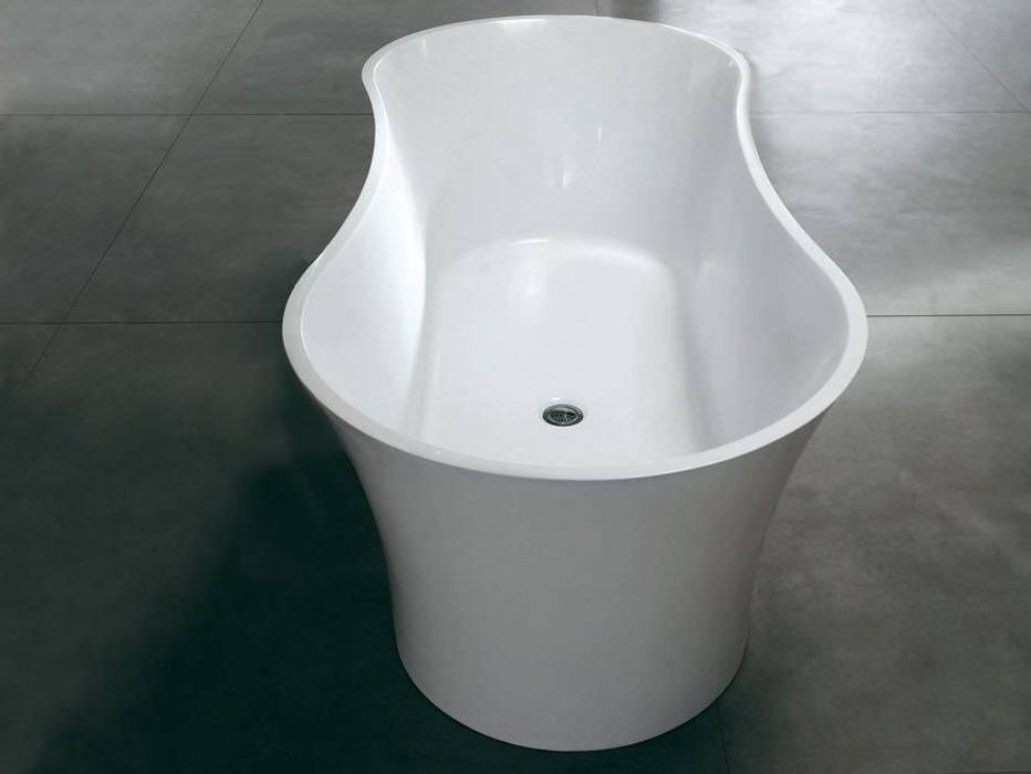 Bädermax freistehende Badewanen aus Mineralguss, Maxxwell AG Maxxwell AG Classic style bathroom Bathtubs & showers