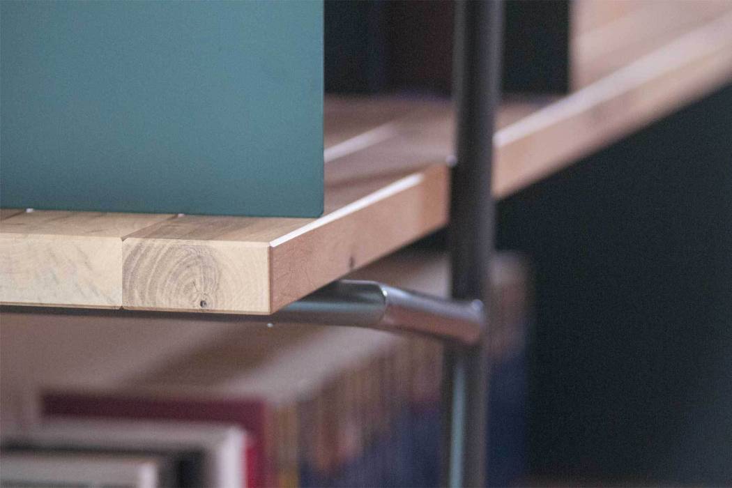 ​LOGSHELF, LI-VING design ideas LI-VING design ideas Soggiorno moderno Scaffali