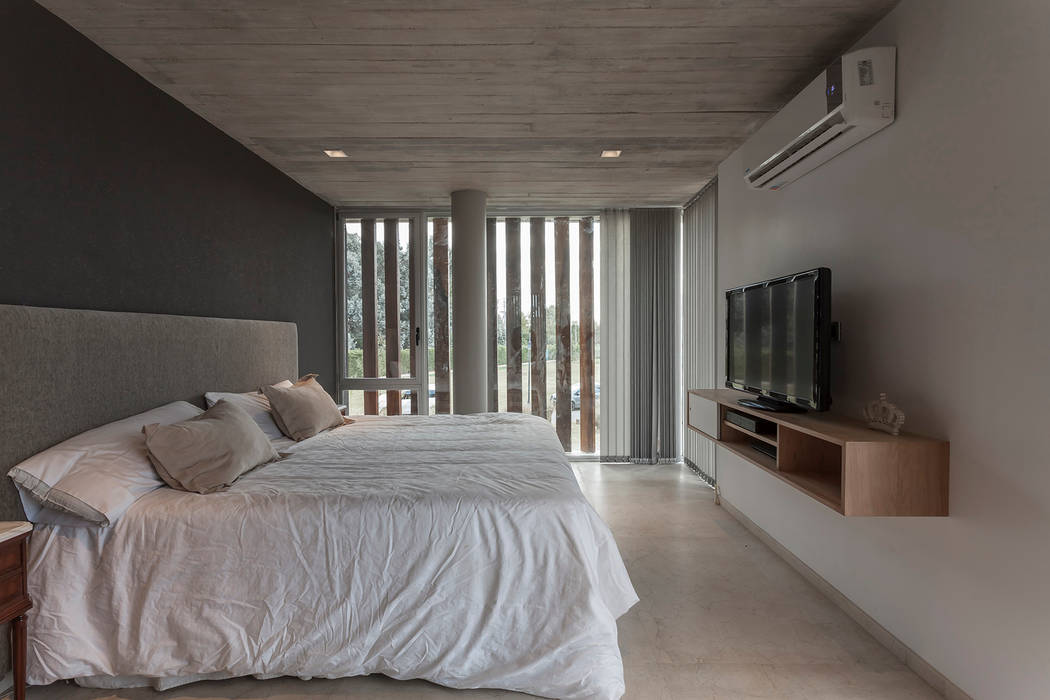 CASA HARAS: Dormitorios de estilo por ESTUDIO GEYA
