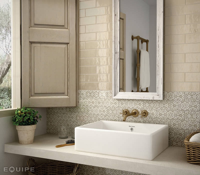 homify Mediterranean style bathrooms Tiles