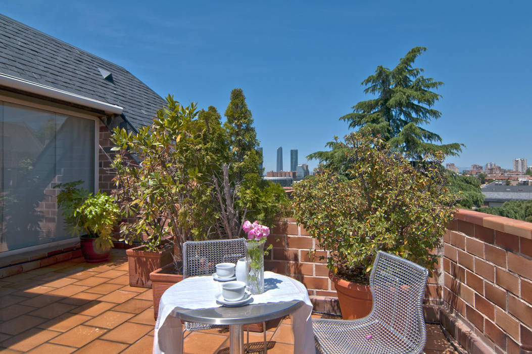 LA MAESTA DI UN BALCONE, Improta Improta Balcone, Veranda & Terrazza in stile classico