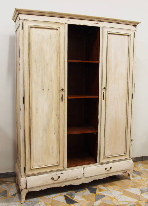 Armoire homify Chambre classique Penderies et commodes