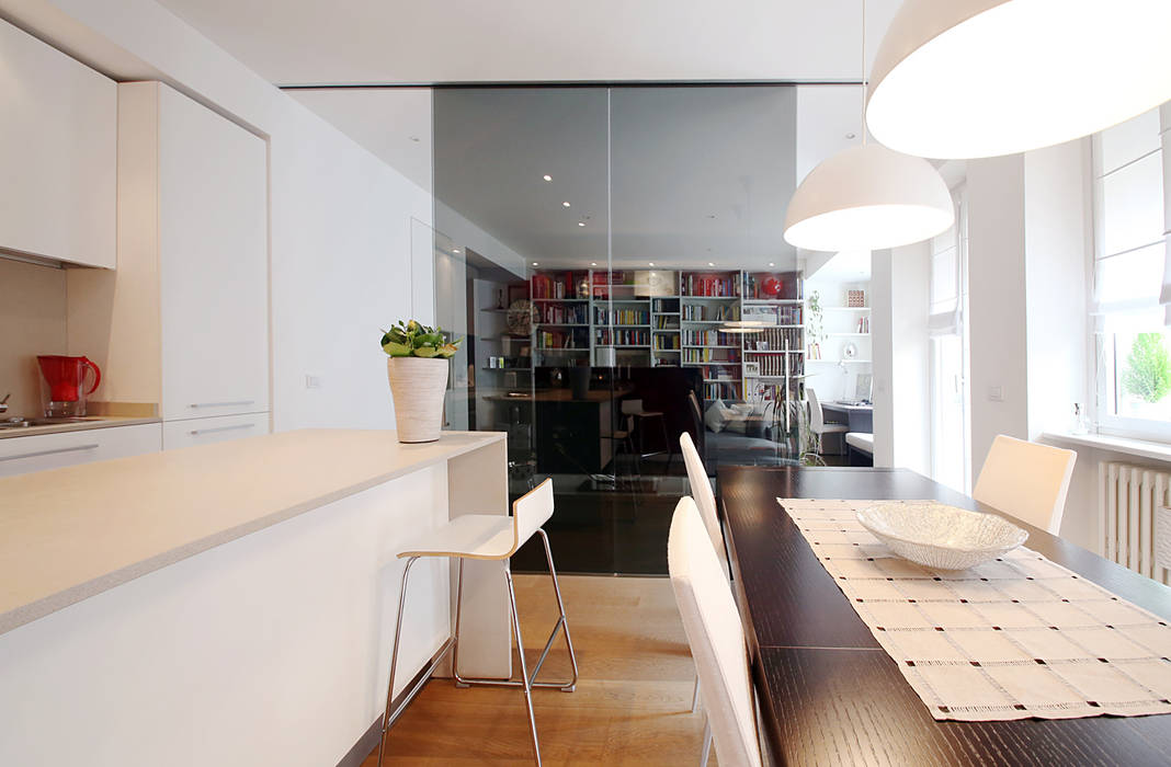 Cucina Filippo Colombetti, Architetto Sala da pranzo moderna Vetro glass,sliding wall, parete in vetro, porte in cristallo scorrevoli, pareti curve scorrevoli, porte a pannello, parquet in rovere grigio.