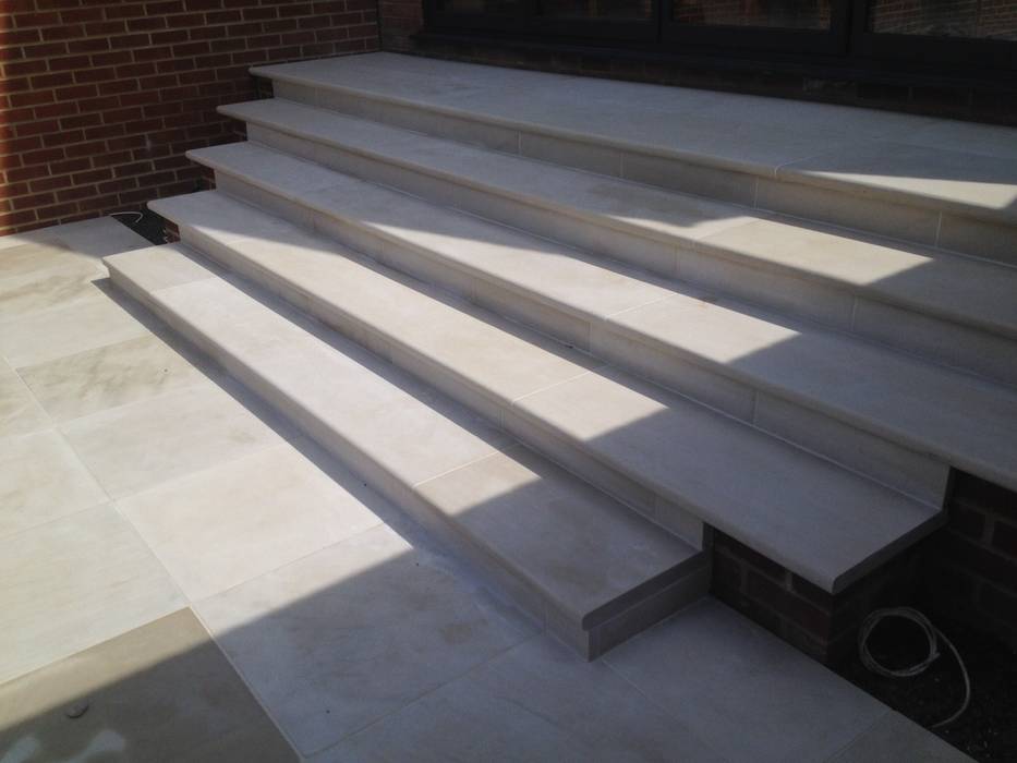 Sandstone paving & steps, Paul Newman Landscapes Paul Newman Landscapes Modern Balkon, Veranda & Teras