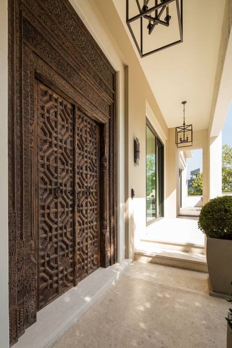 ACCESO Rousseau Arquitectos Puertas y ventanas modernas puertas de madera,candil,candelabro,puerta de entrada,plantas en maceta