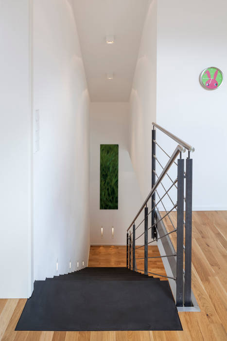 Beton Ciré auf Treppe Einwandfrei - innovative Malerarbeiten oHG Moderner Flur, Diele & Treppenhaus