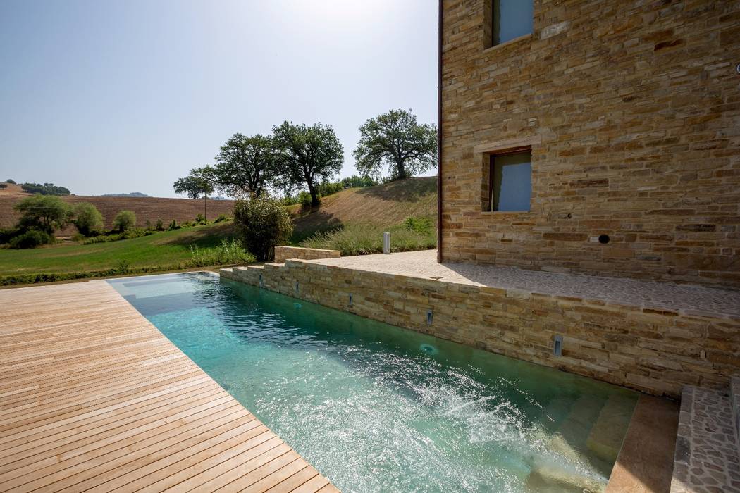 REALIZZAZIONE PISCINE CASTIGLIONE: IN UN CASALE NELLE COLLINE MARCHIGIANE, EDIFICIO, PISCINA E NATURA SI FONDONO IN UN TUTT’UNO PROGETTUALE DI GRANDE PREGIO, PISCINE CASTIGLIONE PISCINE CASTIGLIONE Piscine rustique Piscine