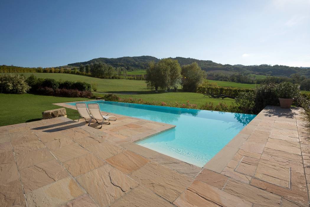 UNA NUOVA REALIZZAZIONE DI PISCINE CASTIGLIONE IMMERSA NEL VERDE DELLE COLLINE EMILIANE, PISCINE CASTIGLIONE PISCINE CASTIGLIONE Piscina moderna Cielo,Acqua,Risorse idriche,Pianta,Piscina,Azzurro,Nuvola,Albero,Rettangolo,Ombra