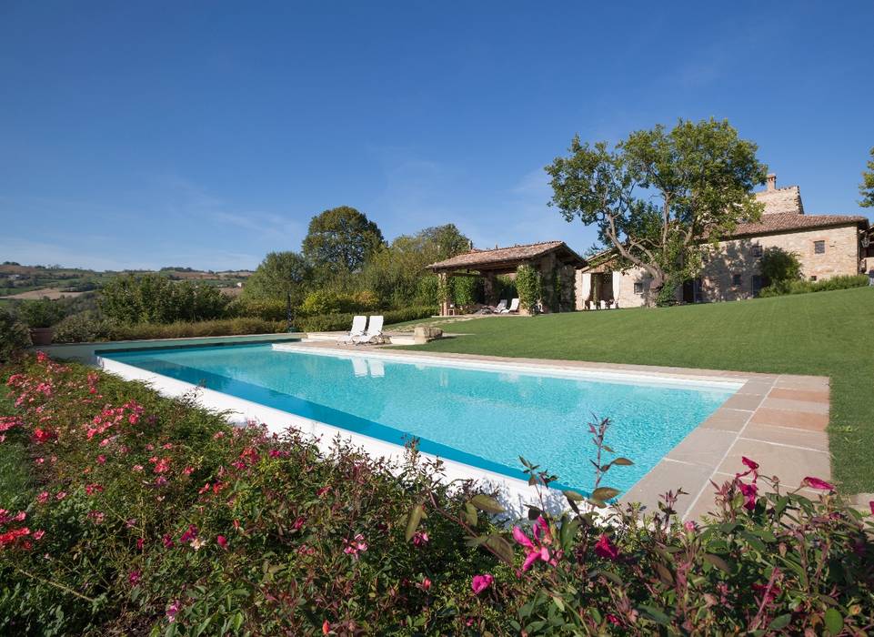 UNA NUOVA REALIZZAZIONE DI PISCINE CASTIGLIONE IMMERSA NEL VERDE DELLE COLLINE EMILIANE, PISCINE CASTIGLIONE PISCINE CASTIGLIONE Piscinas modernas