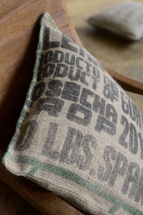 Coussins en toile de jute de sacs de café recyclés, LILOKAWA LILOKAWA Maisons industrielles Accessoires & décoration