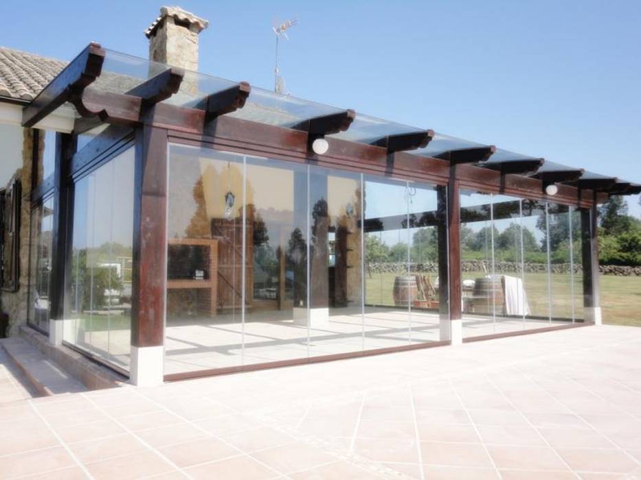 Estructura de madera y cerramiento con cortina de cristal homify Casas de estilo moderno Accesorios y decoración