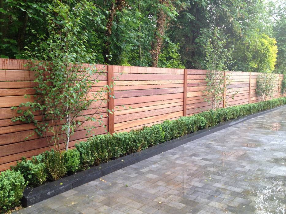 Contemporary screening , fencing & wall panels: Modern screening options in a high quality hardwood , Paul Newman Landscapes Paul Newman Landscapes สวน