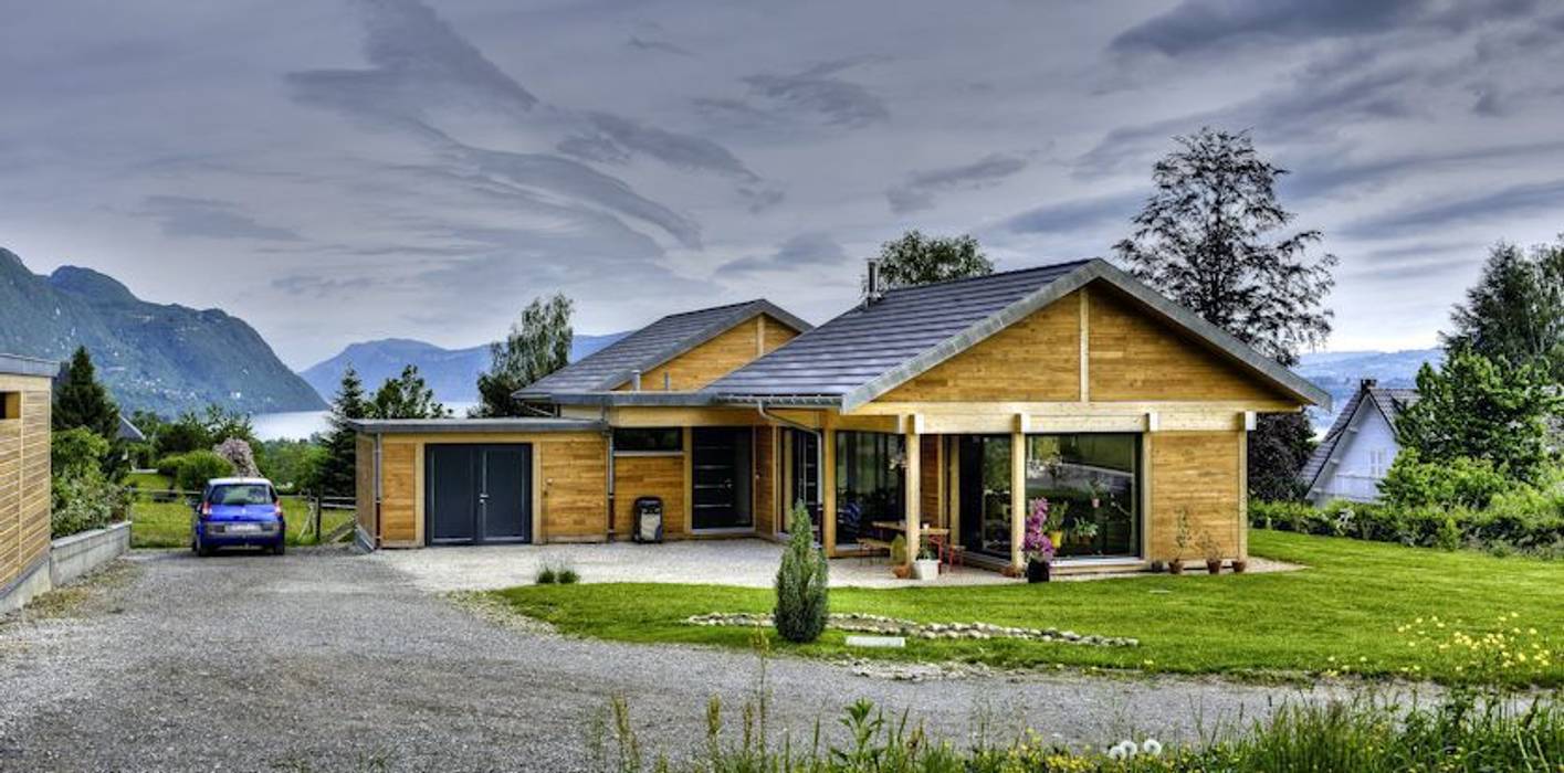 Une maison de plain pied en bois, Tangentes Architectes Tangentes Architectes บ้านและที่อยู่อาศัย