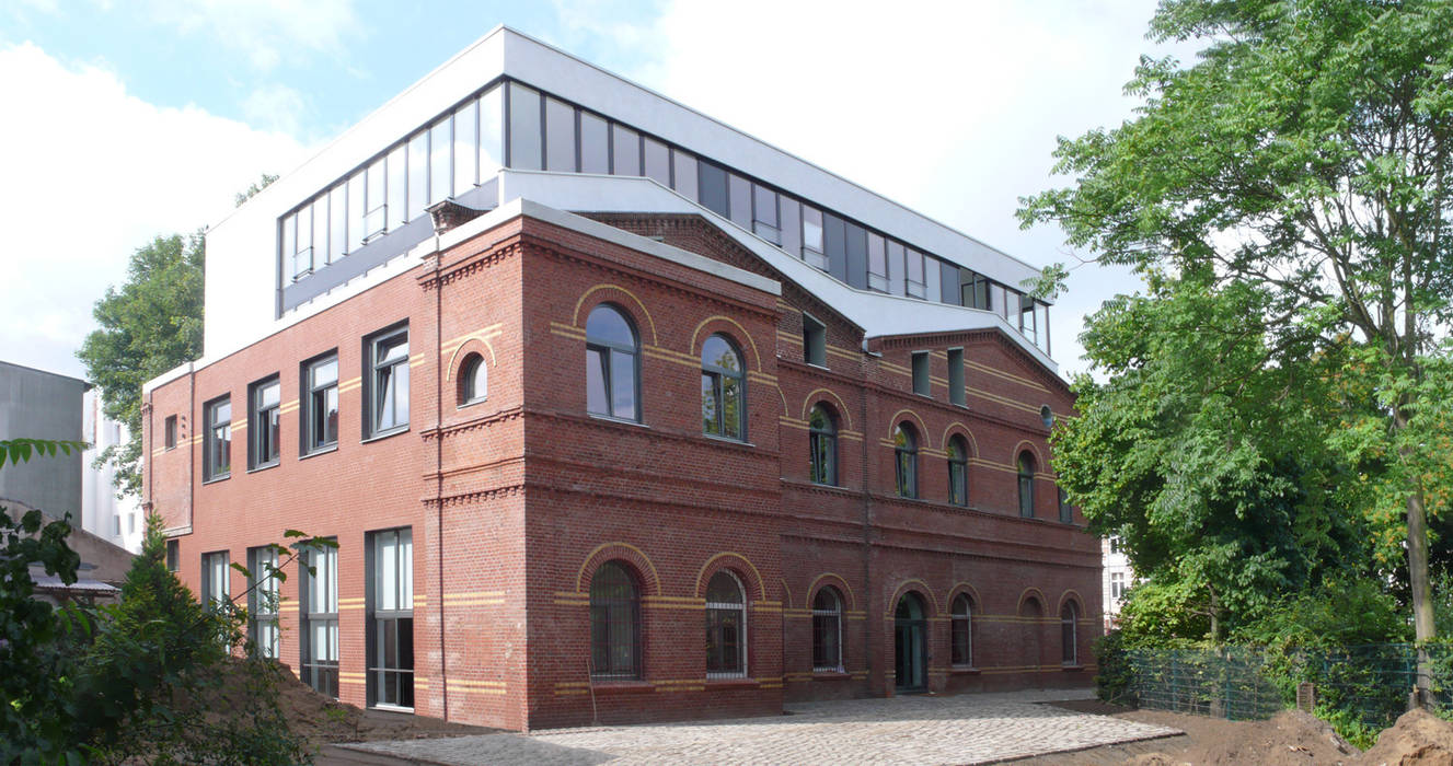 Straßenbahndepot umgebaut: Ateliergebäude mit Wohnungen in Berlin-Charlottenburg, boehning_zalenga koopX architekten in Berlin boehning_zalenga koopX architekten in Berlin Industriale Häuser Fassade,Außenansicht,Dachaufbau,moderner Dachaufbau,Aufstockung,moderne Aufstockung