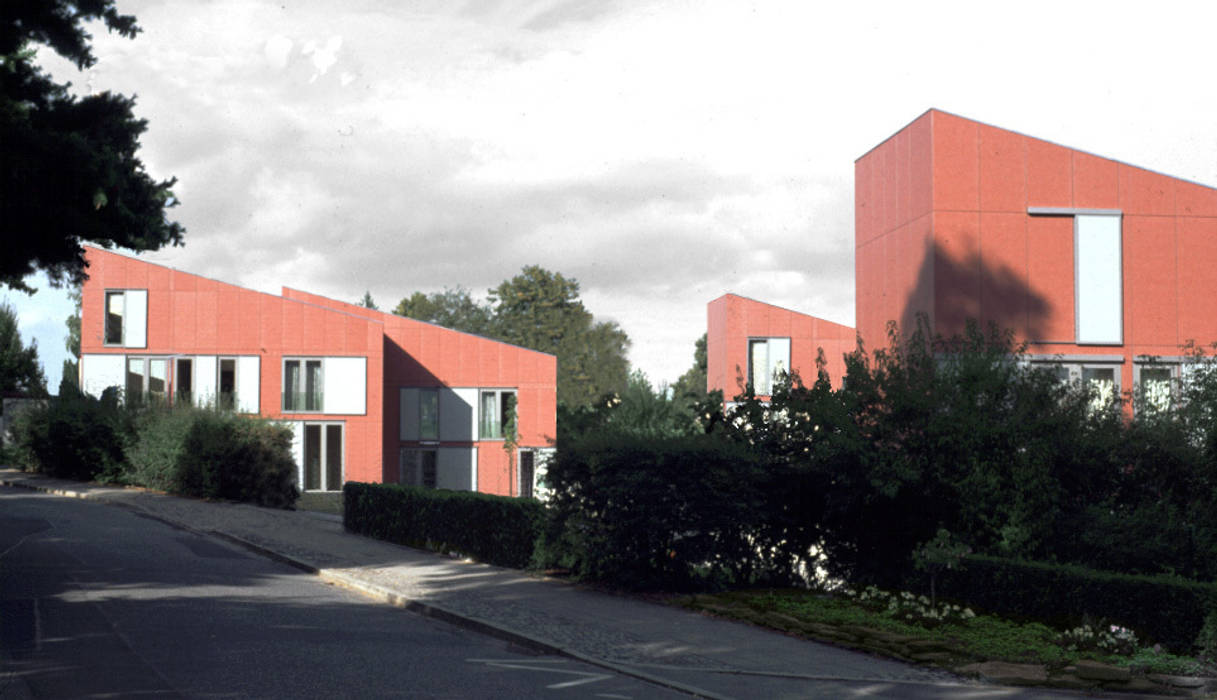 Realisierung in Chemnitz: Kostengünstiger und verdichteter Wohnungsbau, boehning_zalenga koopX architekten in Berlin boehning_zalenga koopX architekten in Berlin Gewerbeflächen Fassade,rote Fassade,rotes Haus,Bürogebäude