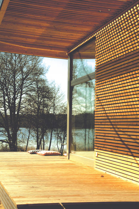 Minimalistisches Sommerhaus mit viel Potenzial, SOMMERHAUS PIU - YES WE WOOD SOMMERHAUS PIU - YES WE WOOD 北欧デザインの テラス