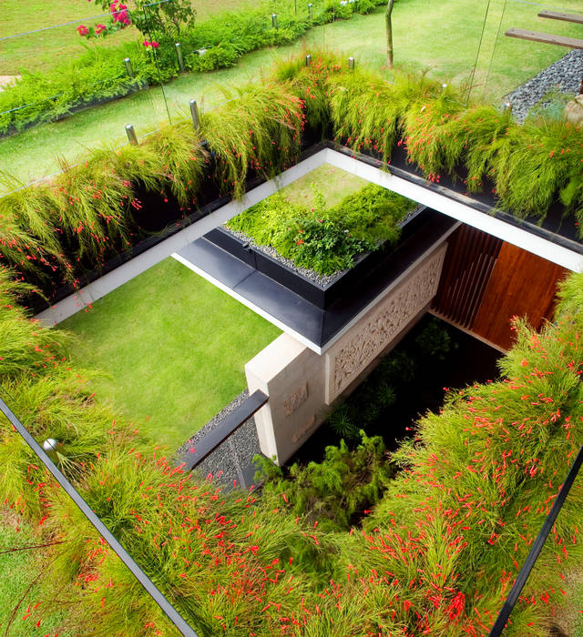 MEERA SKY GARDEN HOUSE Guz Architects Modern style gardens