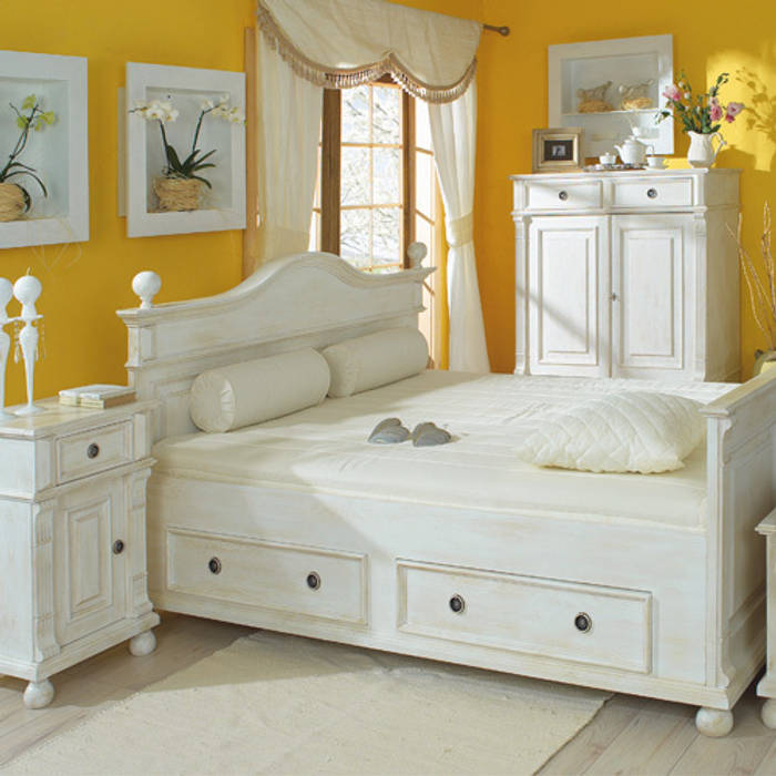 homify Country style bedroom Solid Wood Multicolored Beds & headboards