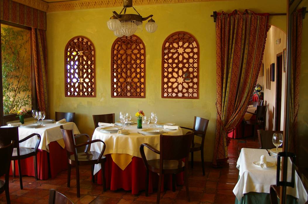 Restaurante emblemático, mural x 3 mural x 3 Paredes y suelos de estilo mediterráneo Decoración de paredes
