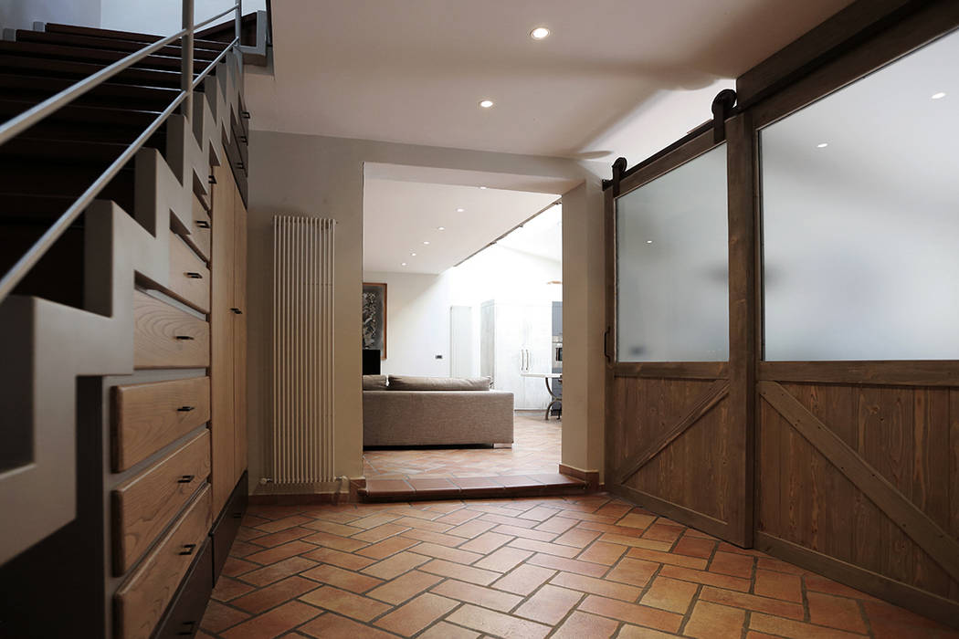 vintage Barn wooden sliding doors Rachele Biancalani Studio Soggiorno in stile industriale