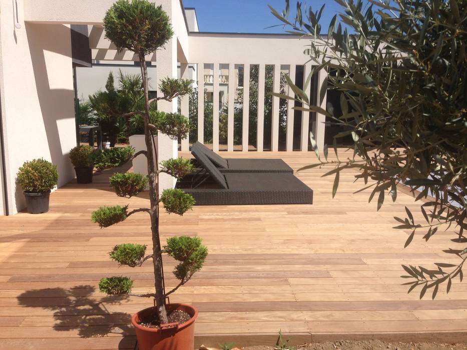 Belle terrasse et plage de piscine en bois exotique Ipé, Made in Bois Made in Bois Balcones y terrazas de estilo moderno