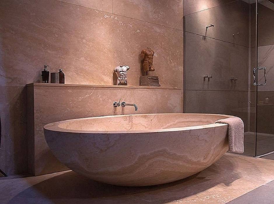 Badewanne aus Travertin Struker Fliesen Mediterrane Badezimmer Wannen und Duschen