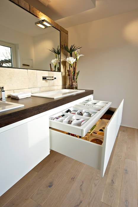 Waschtisch mit Apothekerschrank, Helm Design by Helm Einrichtung GmbH Helm Design by Helm Einrichtung GmbH Modern Bathroom Storage