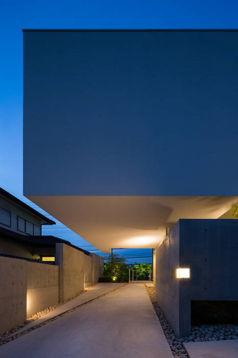 The House supplies a monotonous street with a passing view, Kenji Yanagawa Architect and Associates Kenji Yanagawa Architect and Associates Garasi Modern