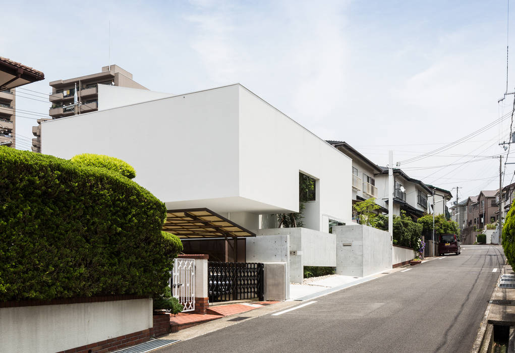 The House supplies a monotonous street with a passing view, Kenji Yanagawa Architect and Associates Kenji Yanagawa Architect and Associates Casas modernas: Ideas, imágenes y decoración