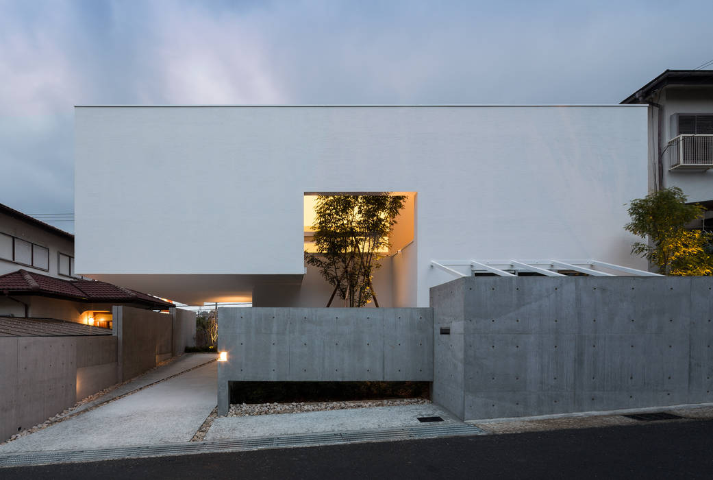 The House supplies a monotonous street with a passing view, Kenji Yanagawa Architect and Associates Kenji Yanagawa Architect and Associates Rumah Modern