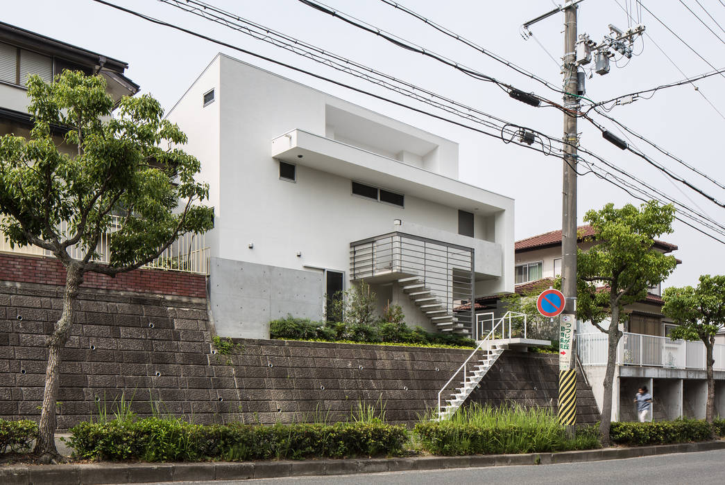 The House supplies a monotonous street with a passing view, Kenji Yanagawa Architect and Associates Kenji Yanagawa Architect and Associates Casas modernas