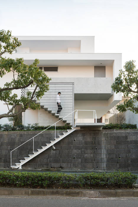 The House supplies a monotonous street with a passing view, Kenji Yanagawa Architect and Associates Kenji Yanagawa Architect and Associates Modern Evler