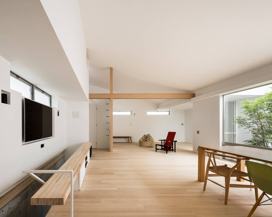 The House supplies a monotonous street with a passing view, Kenji Yanagawa Architect and Associates Kenji Yanagawa Architect and Associates Modern living room