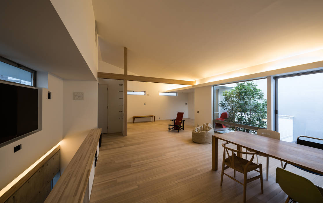 The House supplies a monotonous street with a passing view Kenji Yanagawa Architect and Associates モダンデザインの リビング