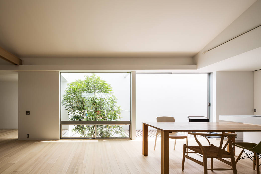 The House supplies a monotonous street with a passing view, Kenji Yanagawa Architect and Associates Kenji Yanagawa Architect and Associates Modern dining room