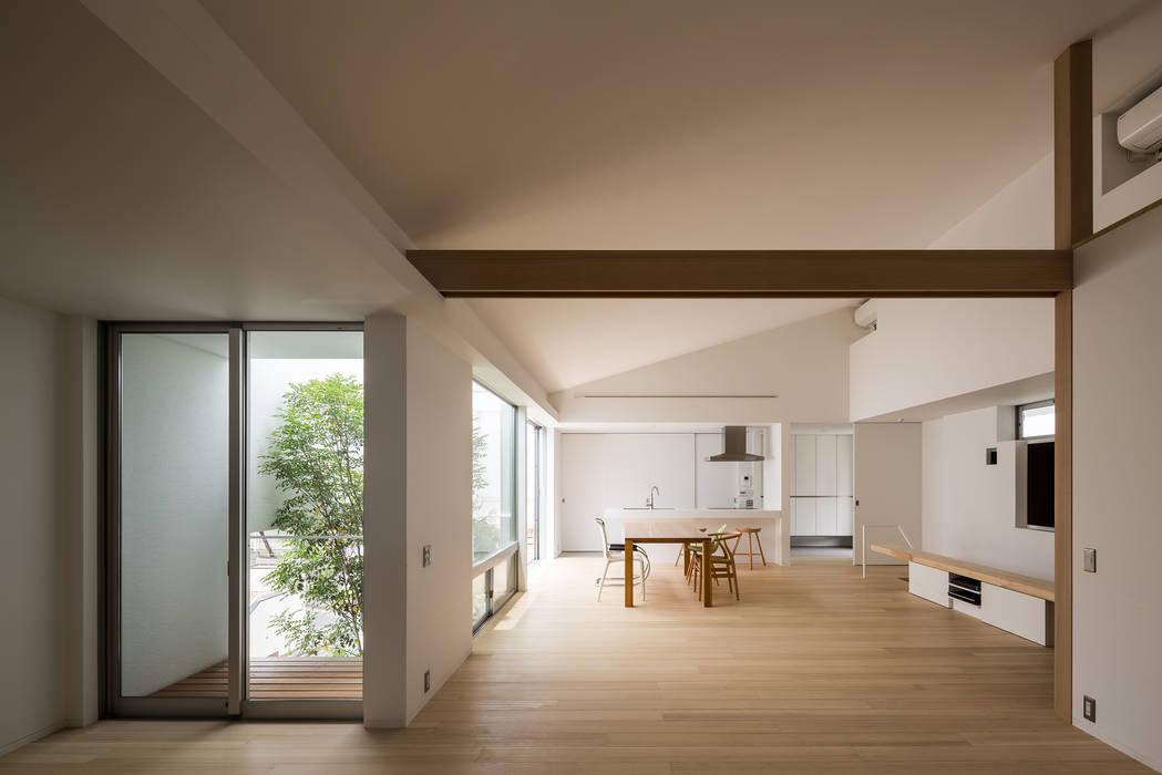 The House supplies a monotonous street with a passing view, Kenji Yanagawa Architect and Associates Kenji Yanagawa Architect and Associates Salones modernos