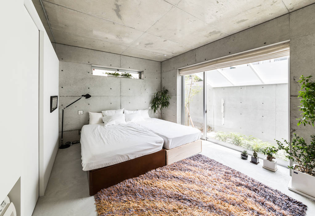 The House supplies a monotonous street with a passing view, Kenji Yanagawa Architect and Associates Kenji Yanagawa Architect and Associates Modern Bedroom