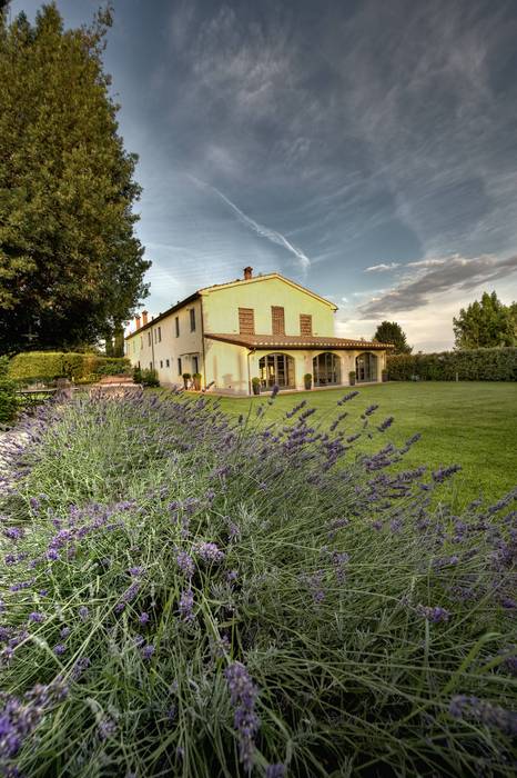 una casa di campagna, archbcstudio archbcstudio Klasik Bahçe