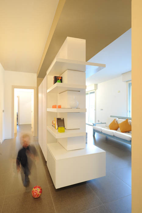 CASA G+M, GRAZIANI & DICEMBRINO GRAZIANI & DICEMBRINO Minimalist corridor, hallway & stairs