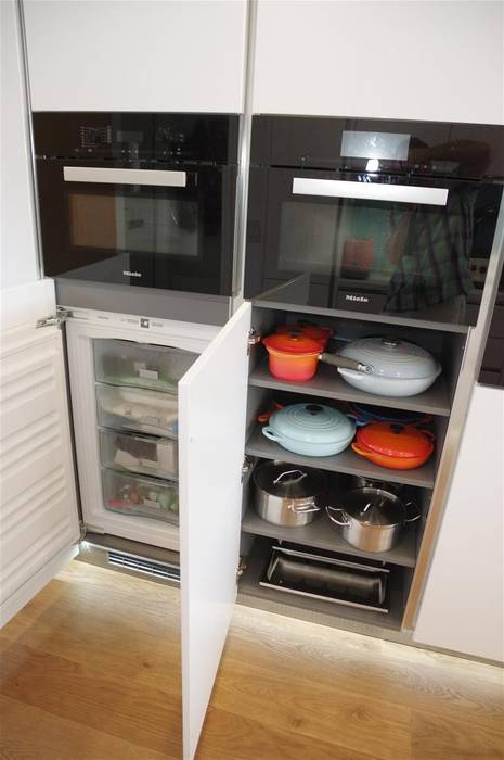 Handle less Polar white Glamour, PTC Kitchens PTC Kitchens モダンな キッチン