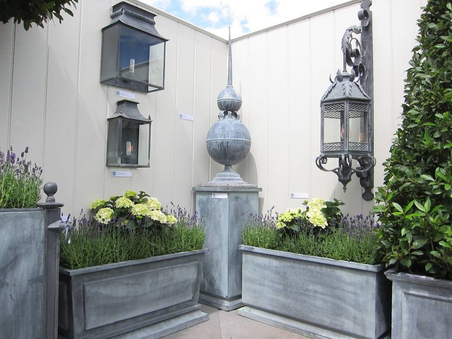 Coach Lamps, Obelisks and Troughs A Place In The Garden Ltd. Jardines rústicos Iluminación