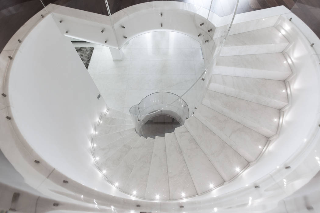 PASSIONE PER IL BIANCO, StudioG StudioG Minimalist corridor, hallway & stairs