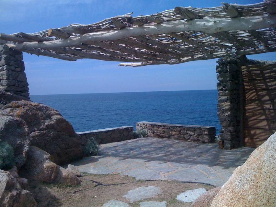 pergola en bois flotté en corse, deco-nature deco-nature Balcon, Veranda & Terrasse méditerranéens Accessoires & décorations