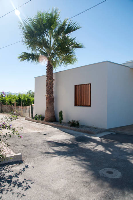 CASA PEQUEÑA PARA UNA FAMILIA NUMEROSA, LA MIRATECA ESTUDIO S.L. LA MIRATECA ESTUDIO S.L. Espacios Planta,Cielo,Propiedad,Azur,Árbol,Sombra,Superficie de la carretera,lote de terreno,arecales,Barrio residencial