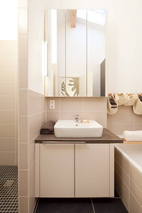 Badezimmerschrank nach maß: badezimmer von deinschrank.de gmbh | homify Badezimmerschrank nach maß: badezimmer von deinschrank.de gmbh | homify
