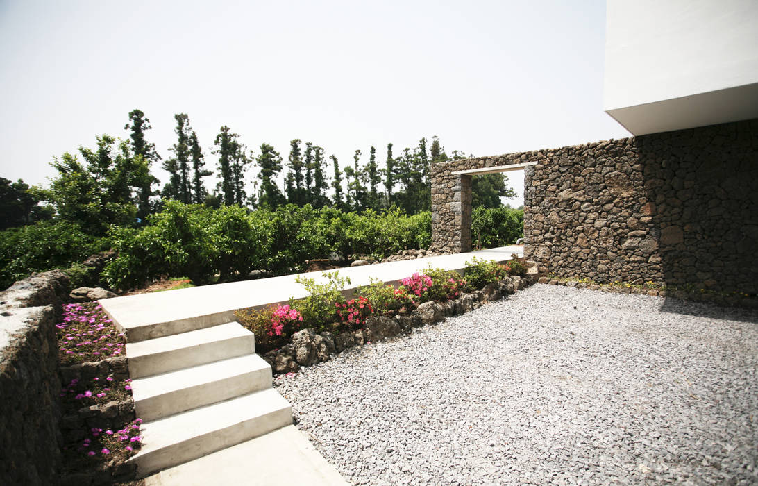 STONE WALL HOUSE 제주 돌담집, HBA-rchitects HBA-rchitects ห้องโถงทางเดินและบันไดสมัยใหม่