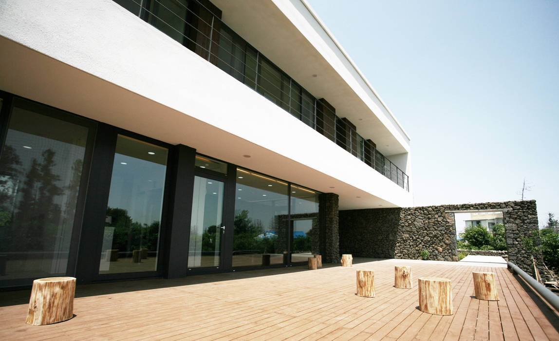 STONE WALL HOUSE 제주 돌담집, HBA-rchitects HBA-rchitects Patios