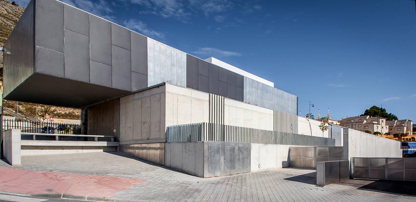 Edificio para la policía local y espacio polivalente en Xixona, con Natàlia Ferrer, DMP arquitectura DMP arquitectura Espacios comerciales Oficinas y Tiendas