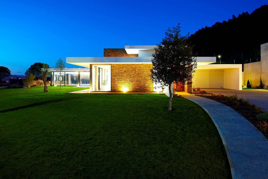 Casa moderna de dimensões generosas e piscina interior, Risco Singular - Arquitectura Lda Risco Singular - Arquitectura Lda Casas minimalistas